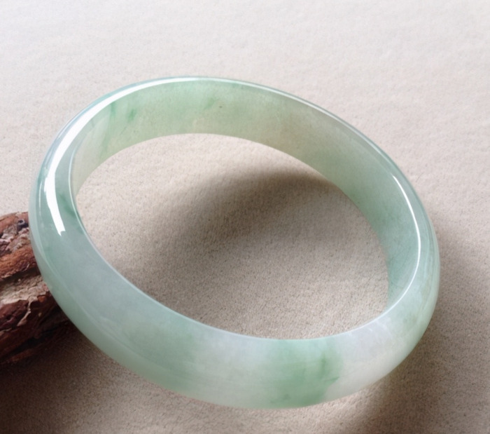 玉石有棉絮的好还是没有棉絮的好【玉有棉絮好吗】