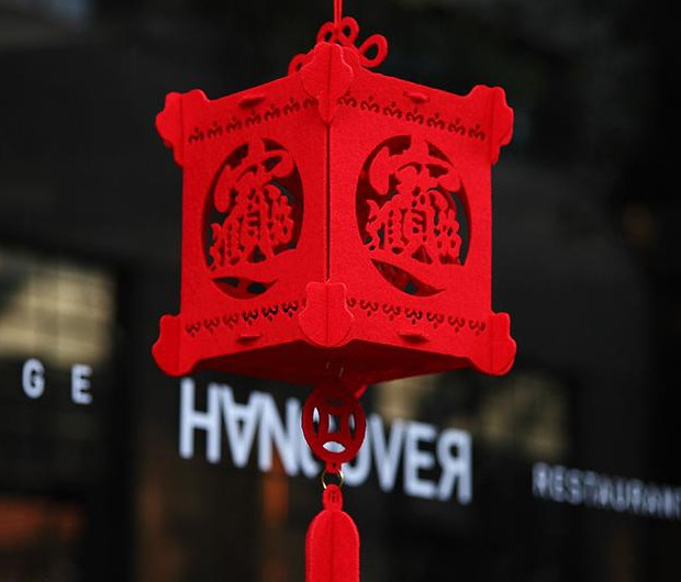 家里客厅长期挂纸灯笼行吗【过年买的小灯笼挂在客厅哪个位置好】