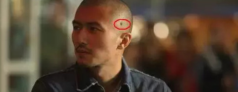 佛说胸前有痣的人【胸前有痣的人前世负过一个人佛教】