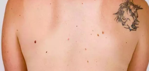 佛说胸前有痣的人【胸前有痣的人前世负过一个人佛教】