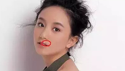 佛说胸前有痣的人【胸前有痣的人前世负过一个人佛教】