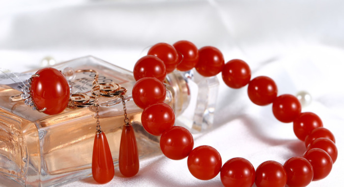 舒俱来和玉哪个好【舒俱来和翡翠能戴在一起吗】