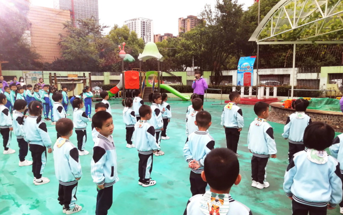 幼儿园老师升国旗主持稿【小学生升国旗主持稿】