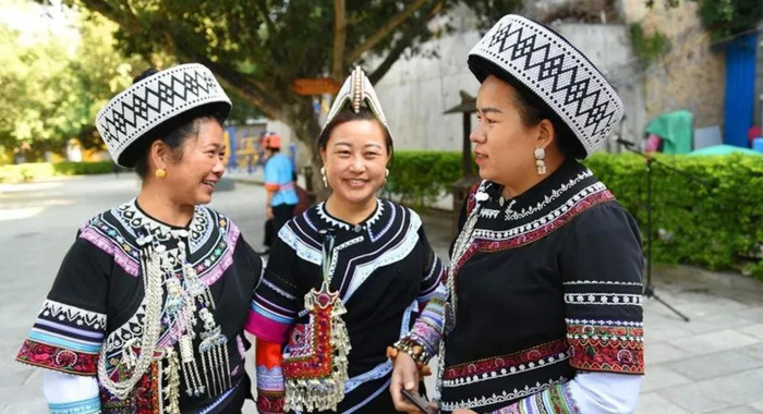 彝族服饰图片【少数民族服饰图片】