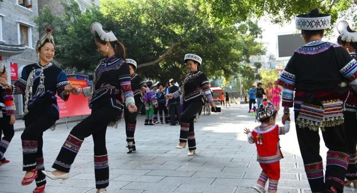 彝族服饰图片【少数民族服饰图片】