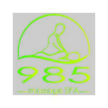 985